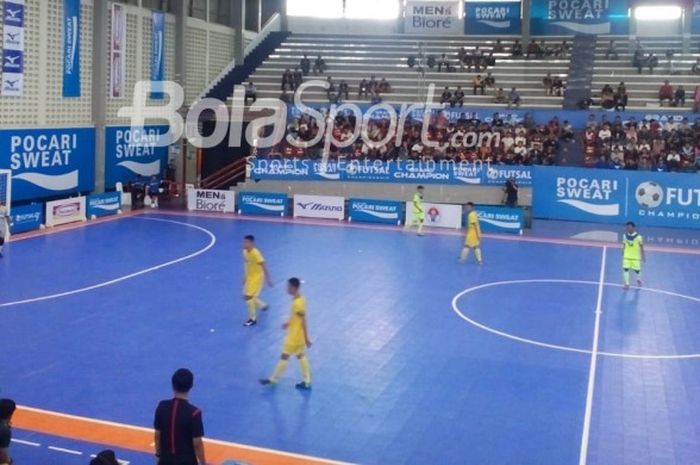Suasana pertandingan SMAN 4 Banjarmasin (kuning) vs SMA YP Karya Tangerang (hijau) di Grand Final Pocari Sweat Futsal Championship 2018 pada Minggu (18/11/2018) di GOR Sritex Arena, Solo.