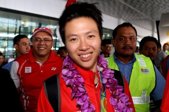 Pebulu tangkis ganda campuran nasional, Liliyana Natsir, berpose sesaat setelah tiba di Bandara Soekarno-Hatta, Jakarta, Selasa (23/8/2016).