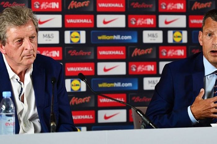 CEO Federasi Sepak Bola Inggris (FA), Martin Glenn (kanan), bersama pelatih timnasional Inggris, Roy Hodgson, dalam jumpa pers di Chantilly, Prancis, pada 28 Juni 2016.