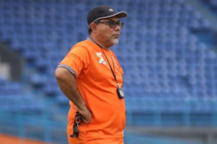 Iwan Setiawan saat memimpin latihan Borneo FC di Stadion Segiri, Samarinda, Selasa (15/8/2017).