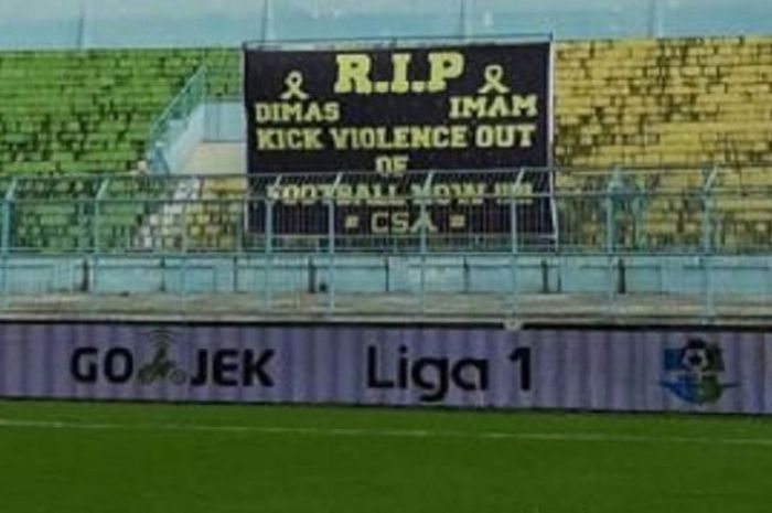 Curva Sud Arema memasang banner di tribune selatan sebagai bentuk penghormatan terakhir untuk Dhimas dan Imam.