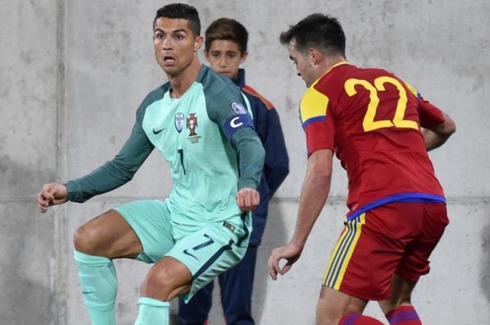Aksi Cristiano Ronaldo (kiri) dalam partai Kualifikasi Piala Dunia 2018 antara Andorra lawan Portugal di Municipal Stadium, Andorra, 7 Oktober 2017.