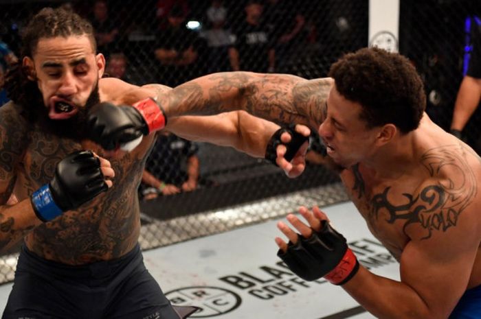 Greg Hardy (kanan) melontarkan pukulan keras ke ara lawannya, Austen Lane (kiri) dalam laga Dana White's Tuesday Night Contender Series pada Selasa (12/6/2018)