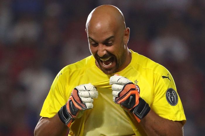 Kiper AC Milan, Pepe Reina, melakukan selebrasi saat babak adu penalti dalam laga International Champions Cup 2018 kontra Manchester United di Stadion Rose Bowl, California, Amerika Serikat, Kamis (26/7/2018).