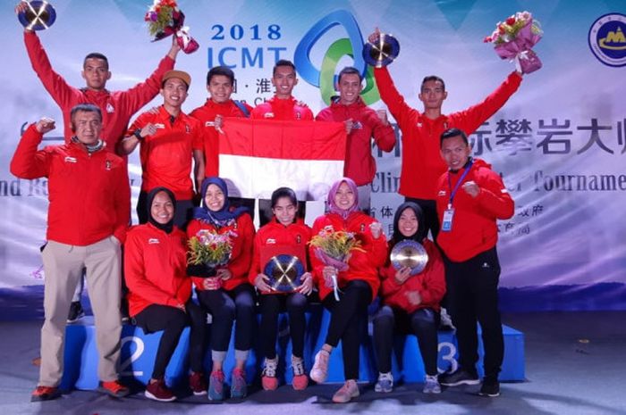 Tim panjat tebing Indonesia berpose setelah meraih emas men’s speed dan women’s speed dalam ajang The Belt and Road International Climbing Master Tournament 2018 di Huaian, China.