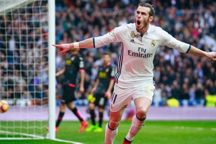 Penyerang sayap Real Madrid, Gareth Bale, merayakan golnya ke gawang Espanyol dalam partai La Liga di Stadion Santiago Bernabeu, Madrid, 18 Februari 2017.