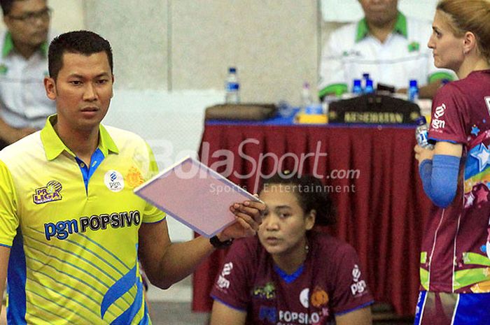 Asisten pelatih tim Jakarta PGN Popsivo Polwan, Ayip Rizal (kiri), saat mengawal timnya melawan Tim Putri Jakarta Electrik PLN pada hari ketiga Final Four 1 Proliga 2018 di Gor Ken Arok Malang, Jawa Timur, Minggu (01/04/2018) sore.