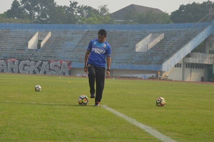 Pelatih Persis Solo saat uji lapangan bersama tim di Stadion Manahan Solo, Sabtu (28/4/2018).