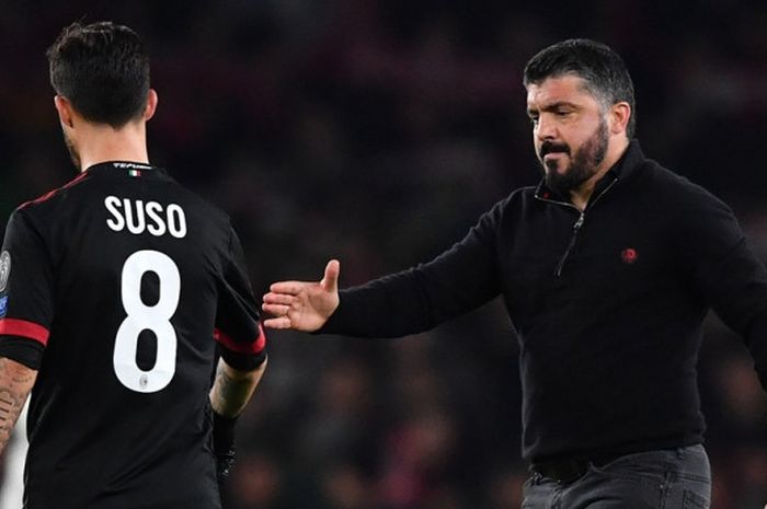 Pelatih AC Milan, Gennaro Gattuso, bersalaman dengan Suso seusai timnya kalah dari Arsenal dalam laga leg kedua babak 16 besar Liga Europa di Stadion Emirates, London, Inggris, pada 15 Maret 2018.