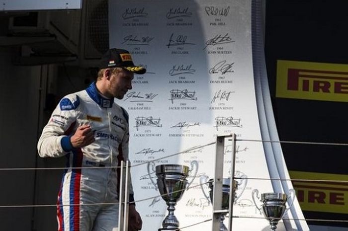 Pebalap ART Grand Prix, Sergey Sirotkin, berada di podium setelah finis di posisi ketiga pada balapan feature race GP2 Series di Hungaroring, Sabtu (23/7/2016).