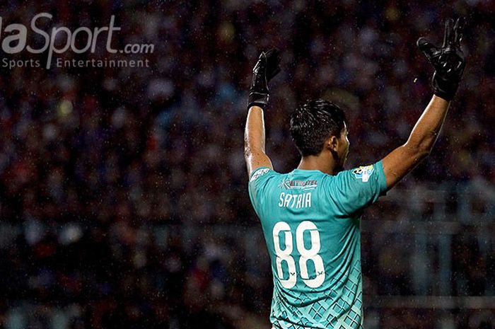 Kiper Persegres Gresik United, Satria Tama, saat tampil melawan Arema FC dalam laga pekan ke-31 Liga 1 di Stadion Kanjuruhan Malang, Jawa Timur, Rabu (25/10/2017) malam.