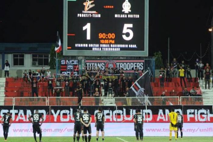 Para pemain T-Team FC menghadap ke pendukungnya yang ada di tribune bawah papan skor seusai dikalahkan tamunya, Melaka United, pada pekan ke-19 Liga Super Malaysia 2017 di Stadium Sultan Ismail Nasiruddin Shah, Kuala Terengganu, 5 Agustus 2017. 