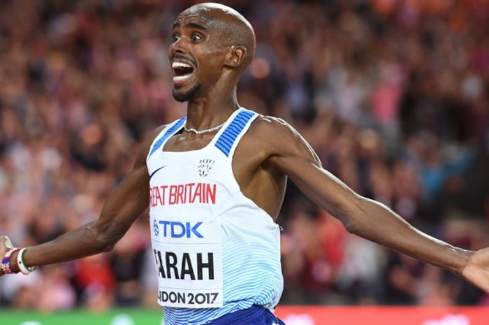 Pelari jarak menengah Inggris Raya, Mohamed Farah (Mo Farah), bereaksi sesaat menjelang garis finis nomor 10.000 meter pada Kejuaraan Dunia Atletik di London Stadium, London, Inggris, Jumat (4/8/2017) waktu setempat. Farah finis paling depan dan berhak atas medali emas.