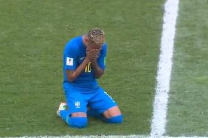 Neymar menangis di tengah lapangan seusai laga Brasil kontra Kosta Rika, Jumat (22/6/2018).