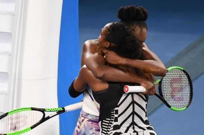 Kakak beradik petenis putri Amerika Serikat, Venus Williams dan Serena Williams (kostum hitam putih bergaris) berpelukan seusai final Australia Terbuka. Serena menang dengan 6-4, 6-4 pada laga yang berlangsung di Rod Laver Arena, Melbourne Park, Sabtu (28/1/2017).