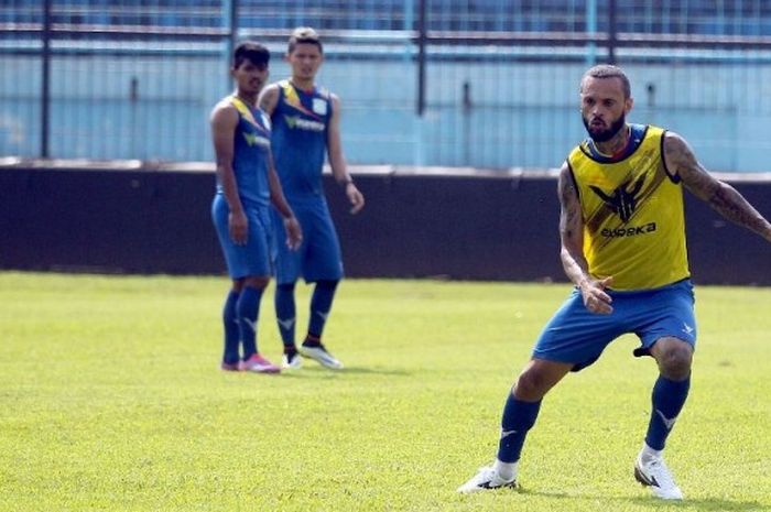 Pemain Persiba Balikpapan, Antonio Teles, saat ujicoba lapangan di Stadion Kanjuruhan Malang, Jawa Timur (30/04/2016).