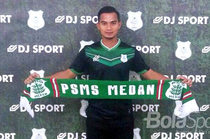 Kiper PSMS Medan, Dhika Bayangkara, berpose dengan jersey baru PSMS Medan seusai penandatangan kontrak kerja dengan PSMS Medan di Mes PSMS, Kamis (11/1/2018).