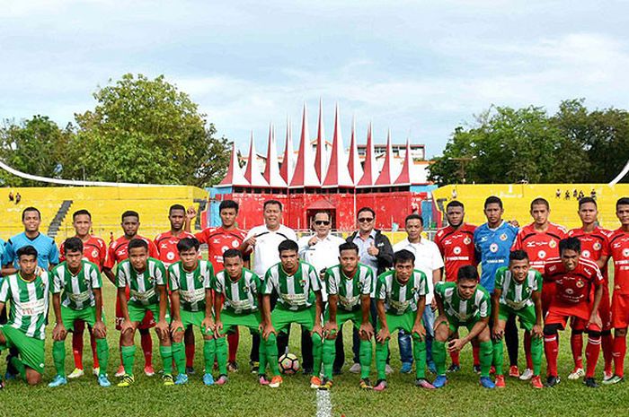 Skuat Solok FC (kostum hijau) saat melakoni laga uji coba dengan Semen Padang FC di Stadion H. Agus Salim, Padang, pada 24 Januari 2018.