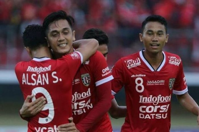 Striker Bali United, Made Wirahadi dirangkul Alsan Sanda seusai membobol gawang Bhayangkara FC di Stadion Kapten I Wayan Dipta, Gianyar, Sabtu (29/10/2016).