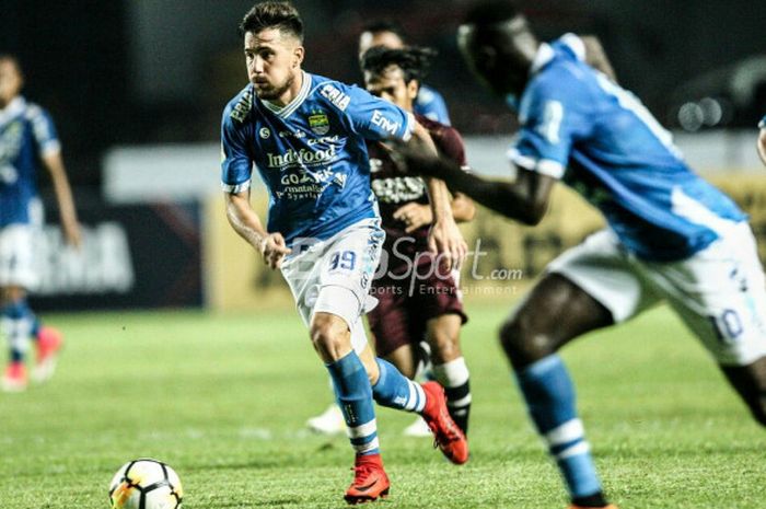     Penyerang Persib Bandung, Jonathan Bauman pada laga kontra PSM Makassar, di Stadion Gelora Bandung Lautan Api di Liga 1 2018 (23/5/2018).    