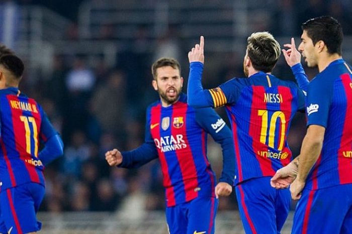 Lionel Messi merayakan gol dengan rekan timnya dalam pertandngan La Liga antara Real Sociedad melawan Barcelona FC di Estadio Anoeta, San Sebastian, Spanyol, 23 November 2016. 