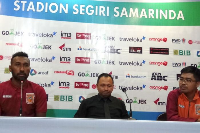 Caretaker Borneo FC, Ricky Nelson (tengah), berbicara dalam konferensi pers usai laga melawan PS TNI  di Stadion Segiri, Samarinda, Kalimantan Timur, Minggu (13/8/2017) pukul 19.00 Wita. 