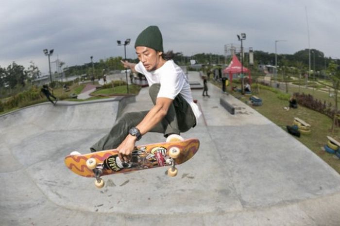 Salah satu pemain skateboard Indonesia berlatih jelang persiapan Asian Games 2018 SD Xtreme Park, Bumi Serpong Damai, Tangerang.