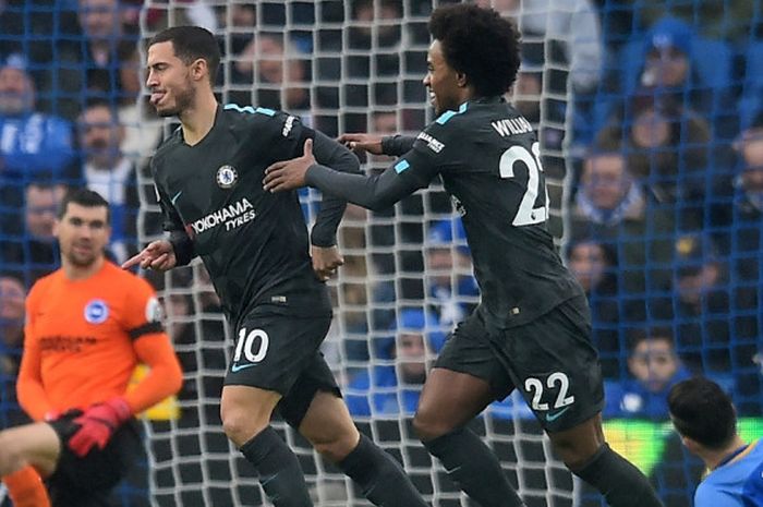 Eden Hazard dan Willian melakukan selebrasi setelah membobol gawang Brighton & Hove Albion pada laga lanjutan Liga Inggris di Falmer Stadium, Sabtu (20/1/2018) waktu setempat.