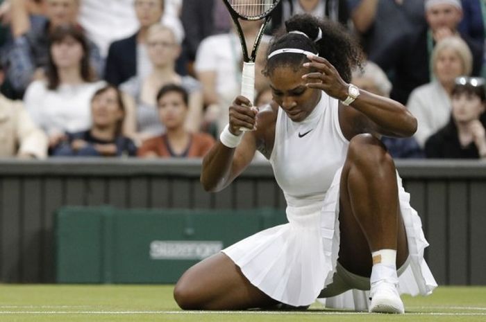 Petenis nomor satu dunia dari Amerika Serikat (AS), Serena Williams, bereaksi setelah kehilangan poin dari lawannya, Christina McHale (AS), pada babak kedua turnamen Grand Slam Wimbledon di The All England Lawn Tennis Club, Wimbledon, Jumat (1/7/2016).