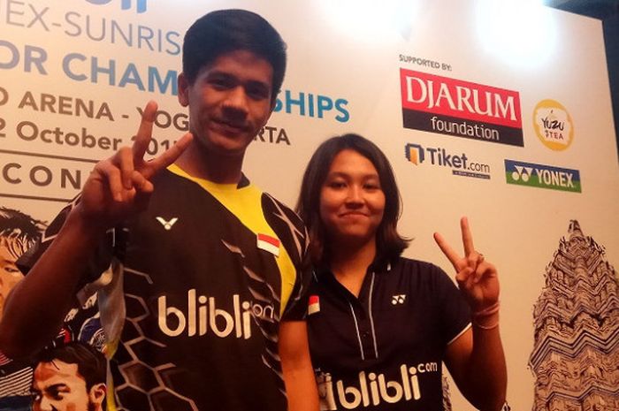 Dua pebulu tangkis muda nasional, Yeremiah Erich Yacob Rambitan dan Ribka Sugiarto, berpose pada sela acara konferensi pers Kejuaraan Dunia Junior BWF 2017 di Hotel Kempinski, Jakarta, Rabu (13/9/2017).