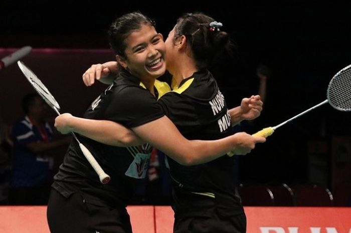 Pebulu tangkis ganda putri Indonesia, Yulfira Barkah (kiri) merayakan kemenangan atas Berkat Abadi pada final beregu putri Djarum Superliga 2017 di DBL Arena, Surabaya, Minggu (26/2/2017).