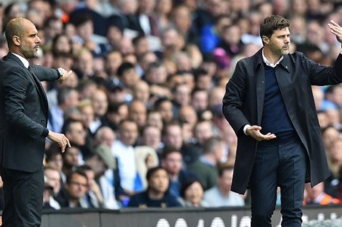 Pelatih Manchester City Pep Guardiola dan pelatih Tottenham Hotspur Mauricio Pochettino mengarahkan pemainnya di pinggir lapangan saat kedua tim bertemu pada 2 Oktober 2016.