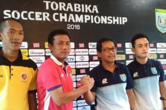 Pelatih Persela, AJi Santoso (dua dari kanan) menjabat tangan pelatih Sriwijaya FC, Widodo C Putro di Lamongan pada Kamis (10/11/2016) siang. 