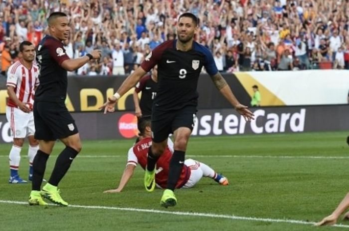 Aksi selebrasi penyerang Amerika Serikat, Clint Dempsey (9), usai membobol gawang Paraguay dalam laga Copa America di Philadelphia, 12 Juni 2016 WIB.