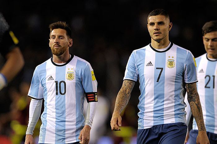 Pemain Argentina, Lionel Messi (kiri) dan Mauro Icardi meninggalkan lapangan saat jeda pertengahan babak dalam laga kualifikasi Piala Dunia 2018 di Buenos Aires, Argentina, pada 5 September  2017.