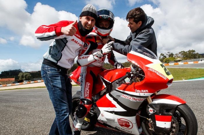 Pebalap Astra Honda Racing Team Indonesia, Dimas Ekky Pratama (kanan) setelah mengikuti balapan seri pertama pada Moto2 European Championship di Sirkuit Estoril, Portugal, Minggu (25/3/2018).