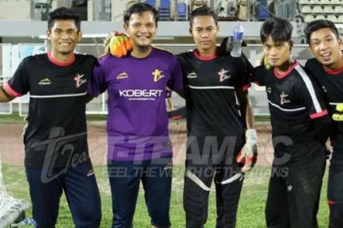 Pelatih kiper T-Team, Kurnia Sandy (dua dari kiri) dalam sesi latihan malam timnya pada 16 Juni 2016. 