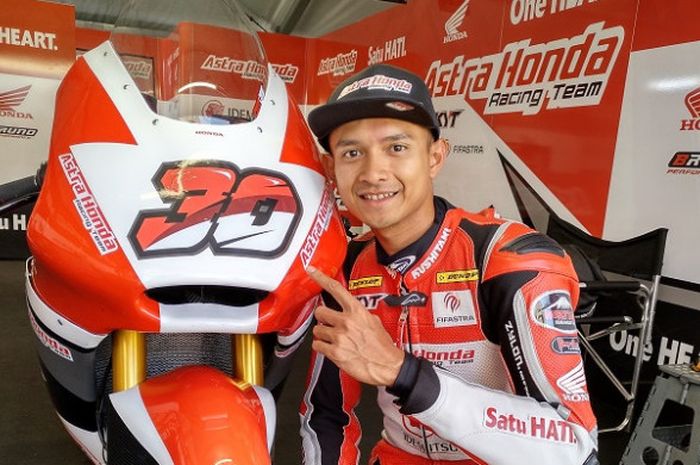 Pebalap AHRT Indonesia, Dimas Ekky Pratama, berpose setelah sesi kualifikasi Moto2 di Circuit de Barcelone-Catalunya, Sabtu (16/6/2018).