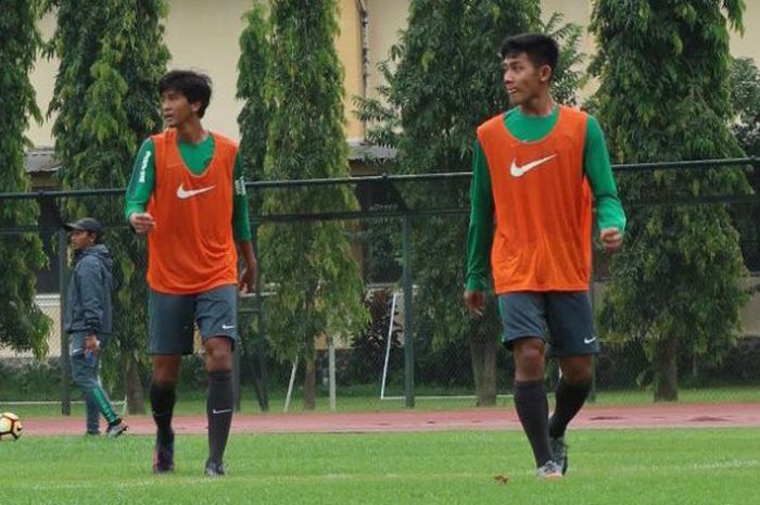 Bek kiri Timnas U-19 asal PSMS Medan, Firza Andika (kanan), dalam pemusatan latihan di Universitas Negeri Yogyakarta, Rabu (23/5/2018).