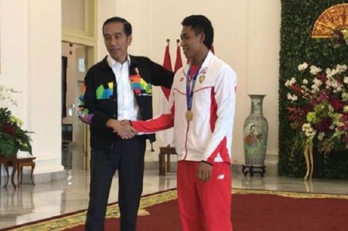  Presiden Joko Widodo saat menyambut juara lari 100 meter dunia U-20, Lalu Muhammad Zohri, di Istana Presiden Bogor, Jawa Barat, Rabu (18/7/2018). 