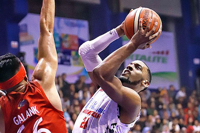 Aksi shooting guard BSB Hangtuah, Keenan Thomas Palmore (kanan), saat mencoba mencetak angka dalam laga  playoff IBL 2017/2018 melawan Garuda Bandung di C'Tra Arena, Kota Bandung, Minggu (4/3/2018).