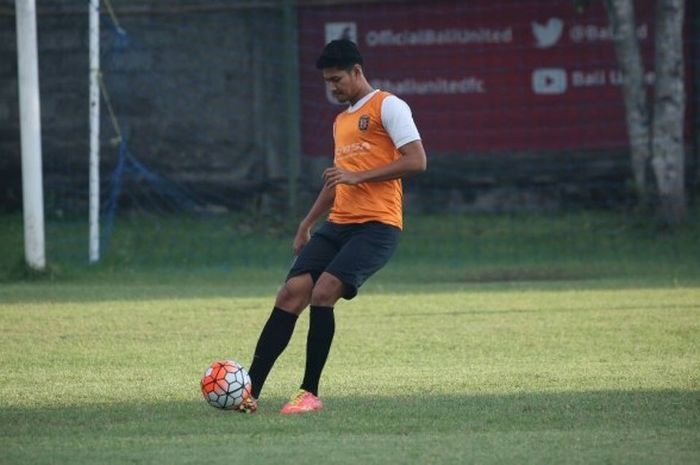 Bek Abdulrahman saat mengikuti sesi latihan pagi Bali United di lapangan Trisakti, Legian, Rabu (3/8/2016).