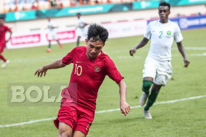 Penyerang timnas u-19 Indonesia, Witan Sualeman, beraksi pada laga uji coba kontra Arab Saudi di Stadion Wibawa Mukti, Cikarang, pada Rabu (10/10/2018).