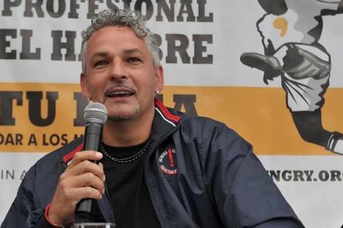 Mantan pemain tim nasional Italia, Roberto Baggio, sedang berbicara dalam sesi konferensi pers sebuah acara amal di Lima, Peru, 13 Mei 2011. 