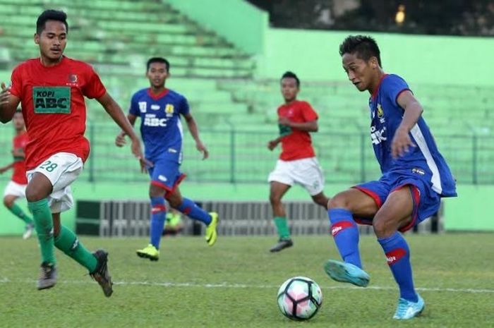 Penyerang Persema 1953, Koko Dwi Angga (kanan) mencoba melewati hadangan pilar ASIFA Malang, Reza Iqbal Hakiki pada lanjutan laga Grup 2 Liga 3 Jawa Timur di Stadion Gajayana, Kota Malang, Rabu (24/5/2017). 