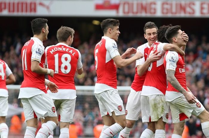 Selebrasi Hector Bellerin dengan rekan setimnya setelah mencetak gol ketiganya saat laga Premier League antara Arsenal melawan Watford di Emirates Stadium tanggal 2 April 2016 London, Inggris.