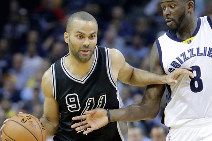 Point guard San Antonio Spurs, Tony Parker (jersey hitam, #9), menggiring bola seraya dikawal pemain Memphis Grizzlies, James Ennis, pada gim ketiga babak kesatu play-off NBA musim 2017-2018 di FedEx Forum, Memphis, Tennesse, Amerika Serikat.