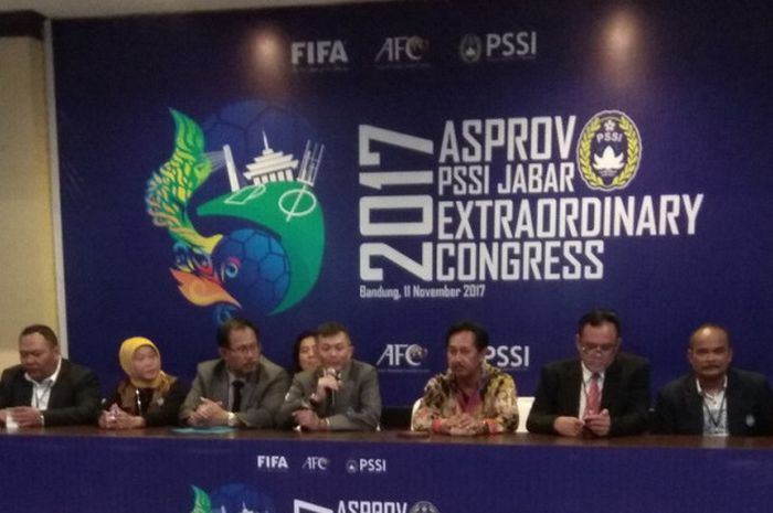 Ketua Umum Tommy Apriantono (kelimar dari kiri) berbicara dalam Kongres Luar Biasa Asprov PSSI Jawa Barat di Gedung PSSI Jawa Barat, Lodaya, Kota Bandung, Sabtu (11/11/2017).
