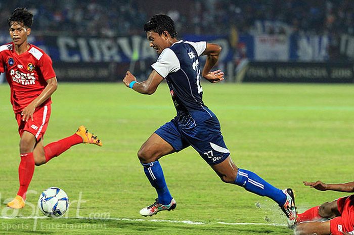 Pemain Arema FC, Dedik Setiawan, berupaya melewati hadangan dua pemain PSBK Blitar saat kedua tim berlaga  di ajang Piala Indonesia 2018 di Stadion Supriadi Blitar, Jawa Timur, Rabu (09/05/2018) malam.
