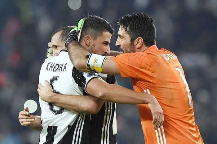 Pemain Juventus, bek Giorgio Chiellini (kiri), gelandang Sami Khedira (tengah), dan kiper Gianluigi Buffon melakukan selebrasi seusai mengalahkan Inter Milan dalam laga lanjutan Serie A 2016-2017 di Stadion Juventus, Turin, (5/2/2017).